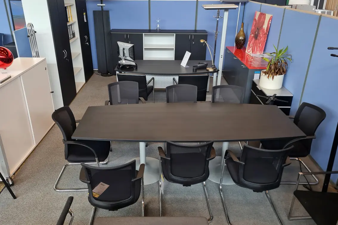 Chefbüro mit passendem Sideboard und Konferenztisch in modernem Esche schwarz