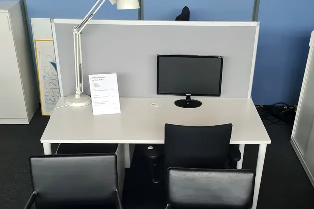Weißer Schreibtisch mit Trennwand