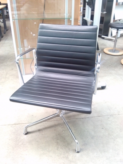 Vitra Konferenzstuhl Alu Chair EA 107 von Eames Leder schwarz, gebraucht