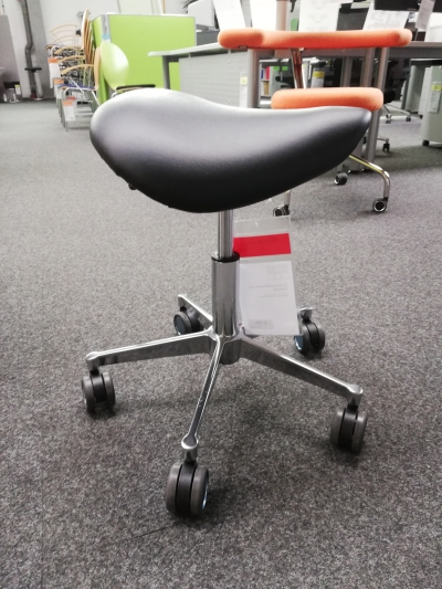 Funktionsdrehhocker mit Sattelsitz